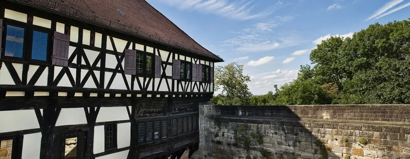 Foto: Staatliche Schlösser und Gärten Baden-Württemberg, Ortsverwaltung Ludwigsburg Burg Wäscherschloss, Außenmauer und Fachwerk