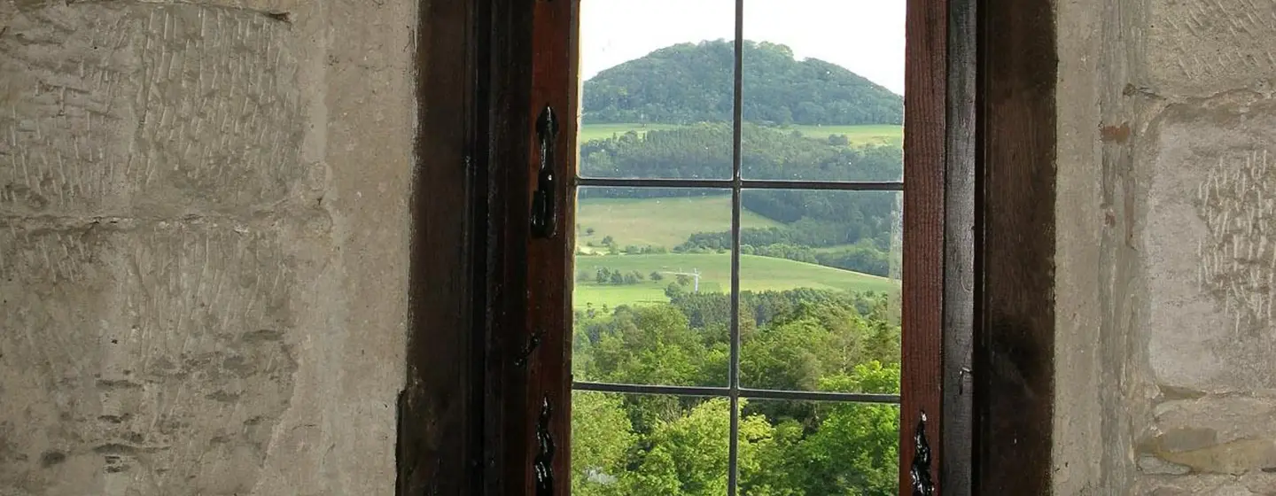 Foto: Staatliche Schlösser und Gärten Baden-Württemberg, Julia Haseloff Burg Wäscherschloss, Ausblick auf den Hohenstaufen