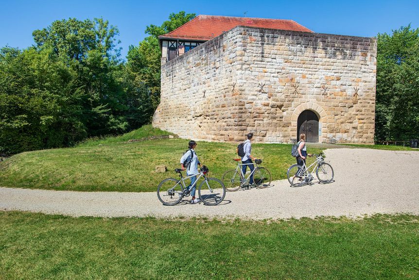 Burg Wäscherschloss, Radfahrer schieben ihre Räder zum Burgeingang